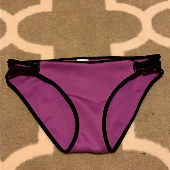 Bikini - Picture 2 of 3